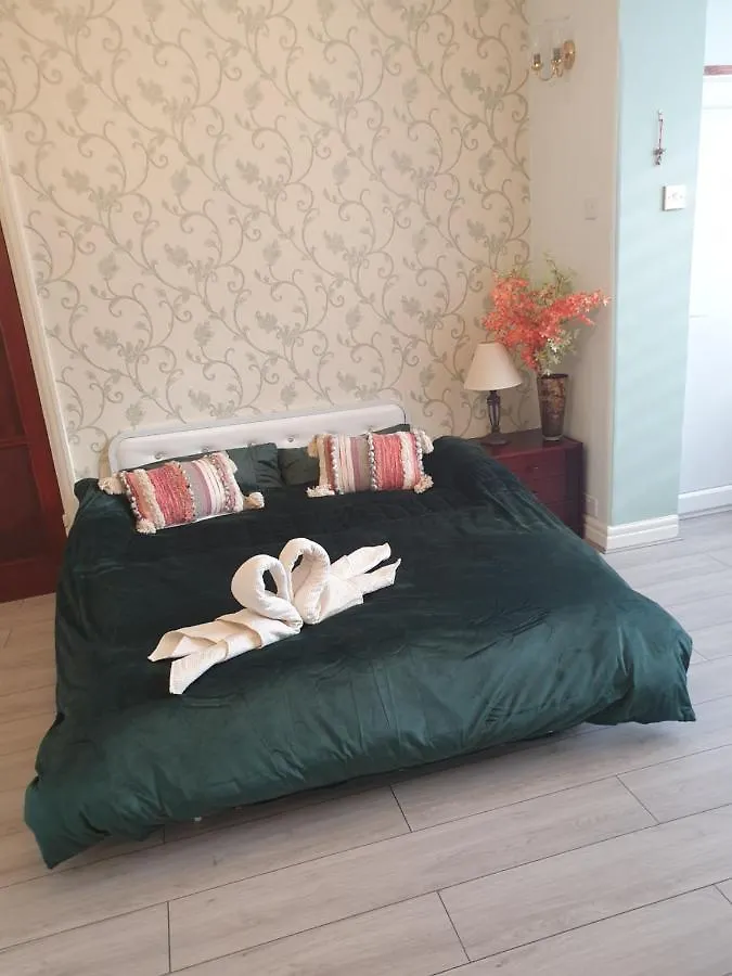 Beautiful Double En-Suite Room, Separate Entrance, Ilford, Central Line Gants Hill, Free Parking Guest house